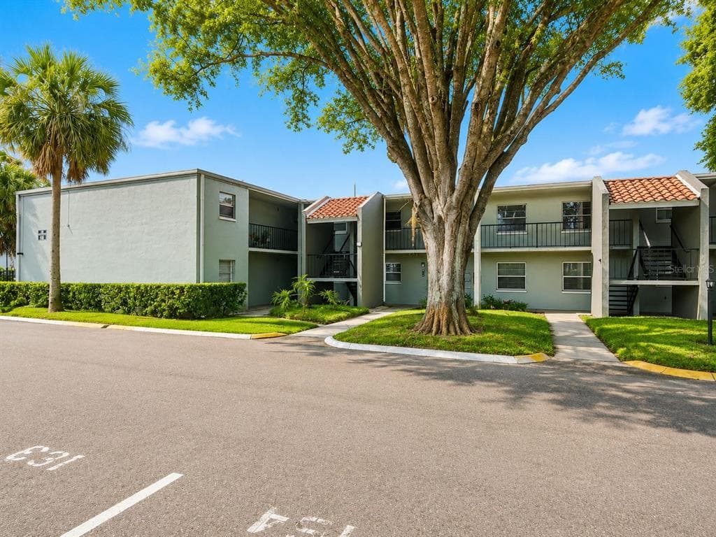 2812 SOMERSET PARK DRIVE UNIT 105 TAMPA, FL 33613