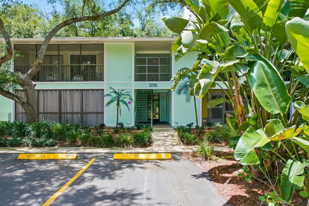 3295 FOX CHASE CIRCLE N UNIT 207 PALM HARBOR, FL 34683