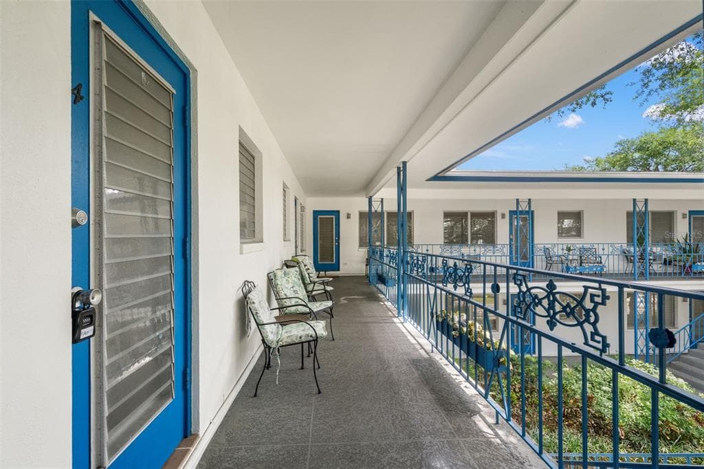 800 BEACH DRIVE NE UNIT 10 ST PETERSBURG, FL 33701