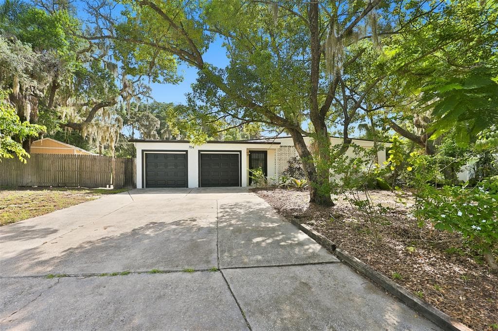 704 E RIVER DRIVE TAMPA, FL 33617