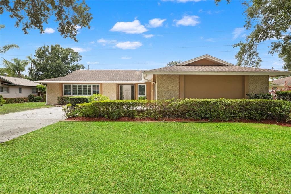 2942 CLUBHOUSE DRIVE W CLEARWATER, FL 33761