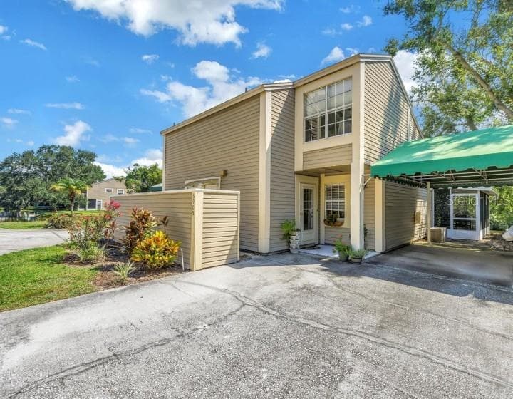 6905 LAKE PLACE COURT TAMPA, FL 33634