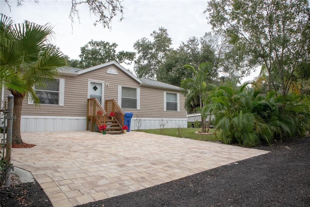5823 BARRY LANE