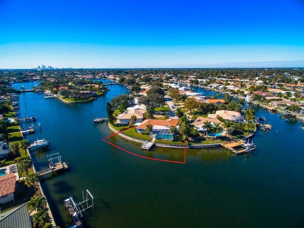 2096 MASSACHUSETTS AVENUE NE ST PETERSBURG, FL 33703
