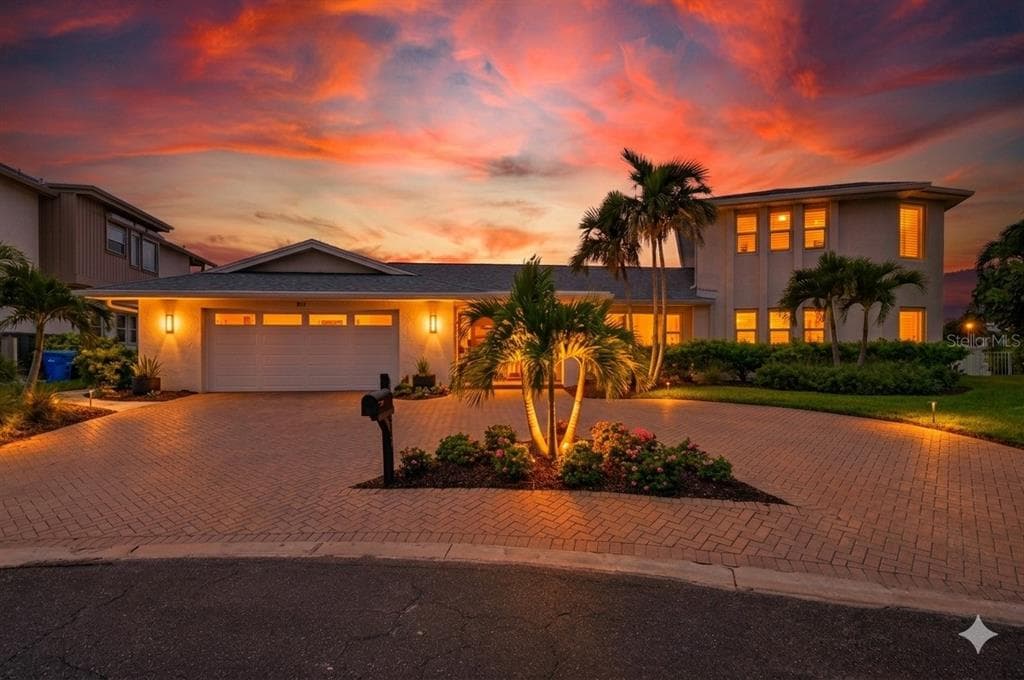 812 SNUG ISLAND CLEARWATER BEACH, FL 33767