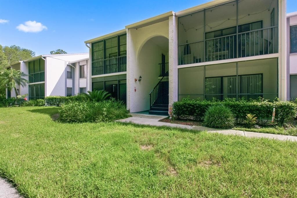 1204 PINE RIDGE CIRCLE W UNIT C1 TARPON SPRINGS, FL 34688