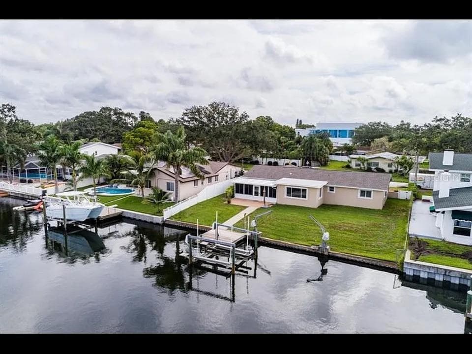 4052 14TH WAY NE ST PETERSBURG, FL 33703
