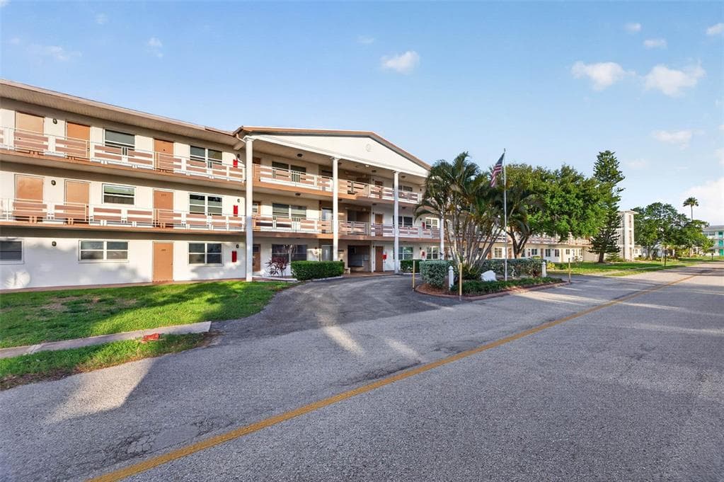 6015 19TH STREET N UNIT 215 ST PETERSBURG, FL 33714