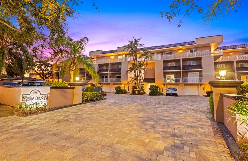 936 PINELLAS BAYWAY S UNIT T10 ST PETERSBURG, FL 33715