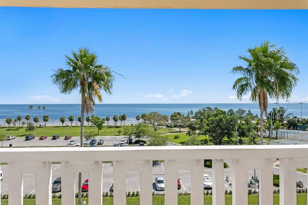 1200 N SHORE DRIVE NE UNIT 313 ST PETERSBURG, FL 33701
