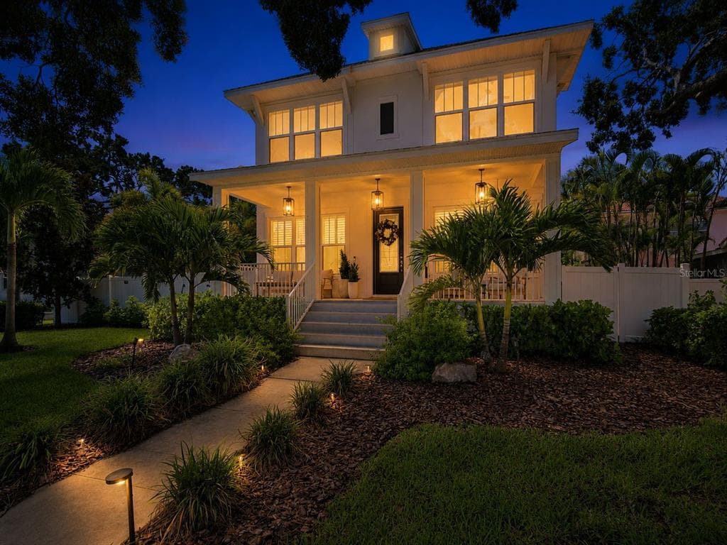 312 35TH AVENUE NE ST PETERSBURG, FL 33704