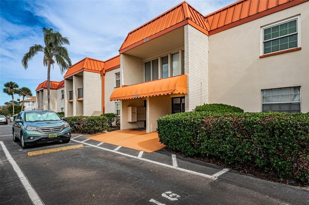 10365 PARADISE BOULEVARD UNIT 16 TREASURE ISLAND, FL 33706