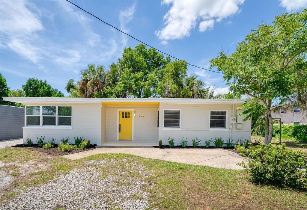 1202 E CAROLINE STREET TAVARES, FL 32778