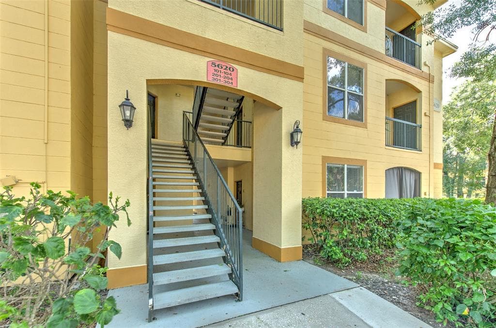 5620 PINNACLE HEIGHTS CIRCLE UNIT 303 TAMPA, FL 33624