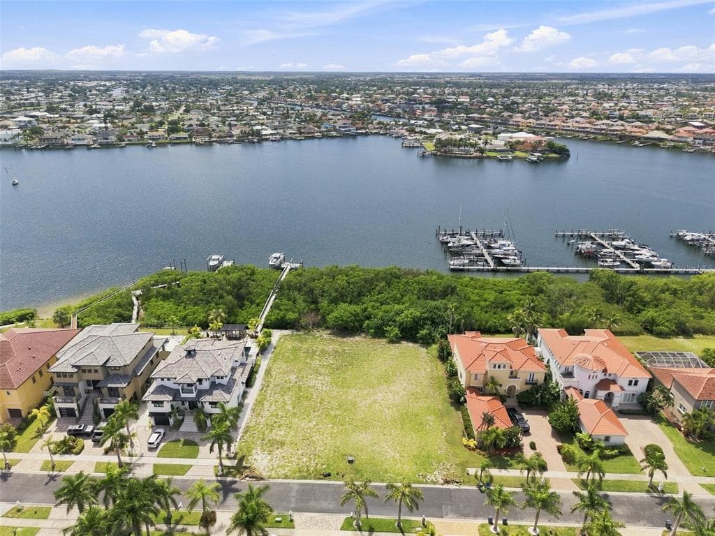 6111 LAGOMAR LANE APOLLO BEACH, FL 33572