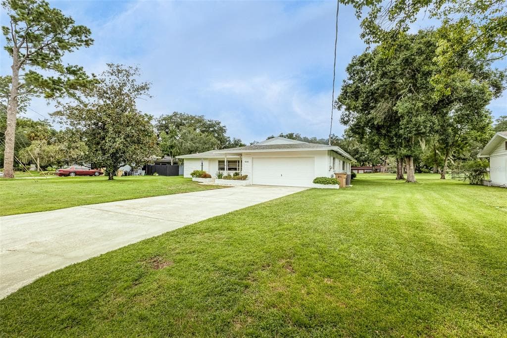 936 N RIVERHILLS DRIVE