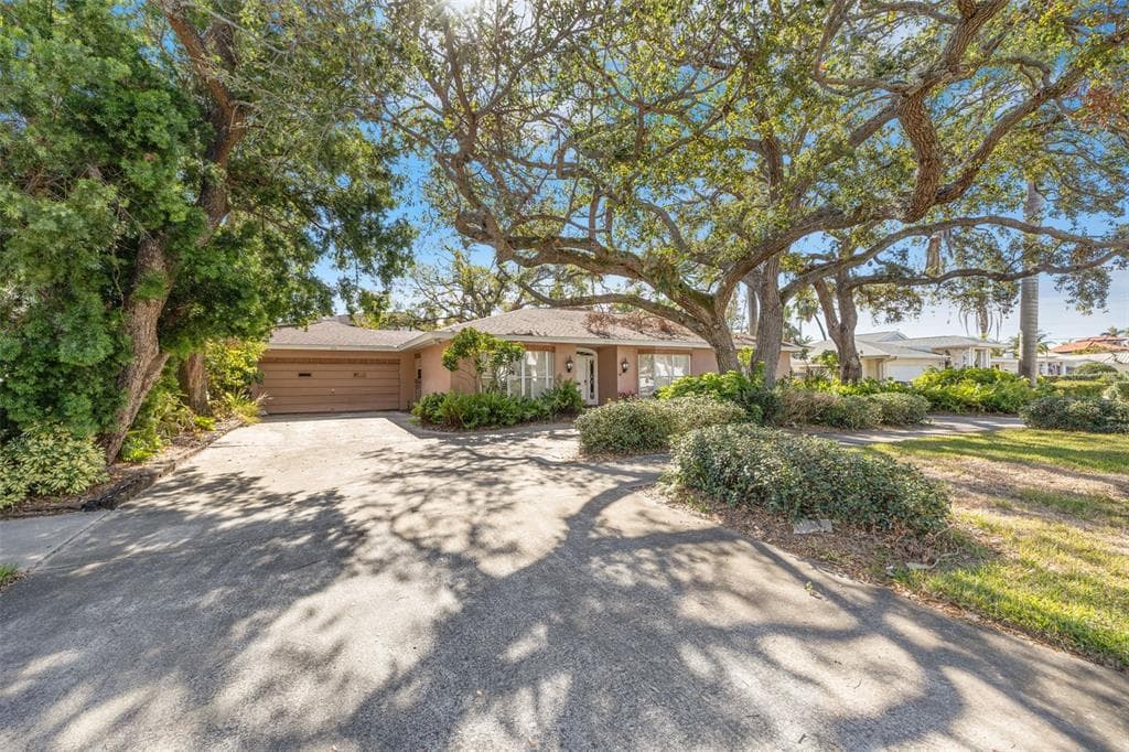 215 SNELL ISLE BOULEVARD NE ST PETERSBURG, FL 33704