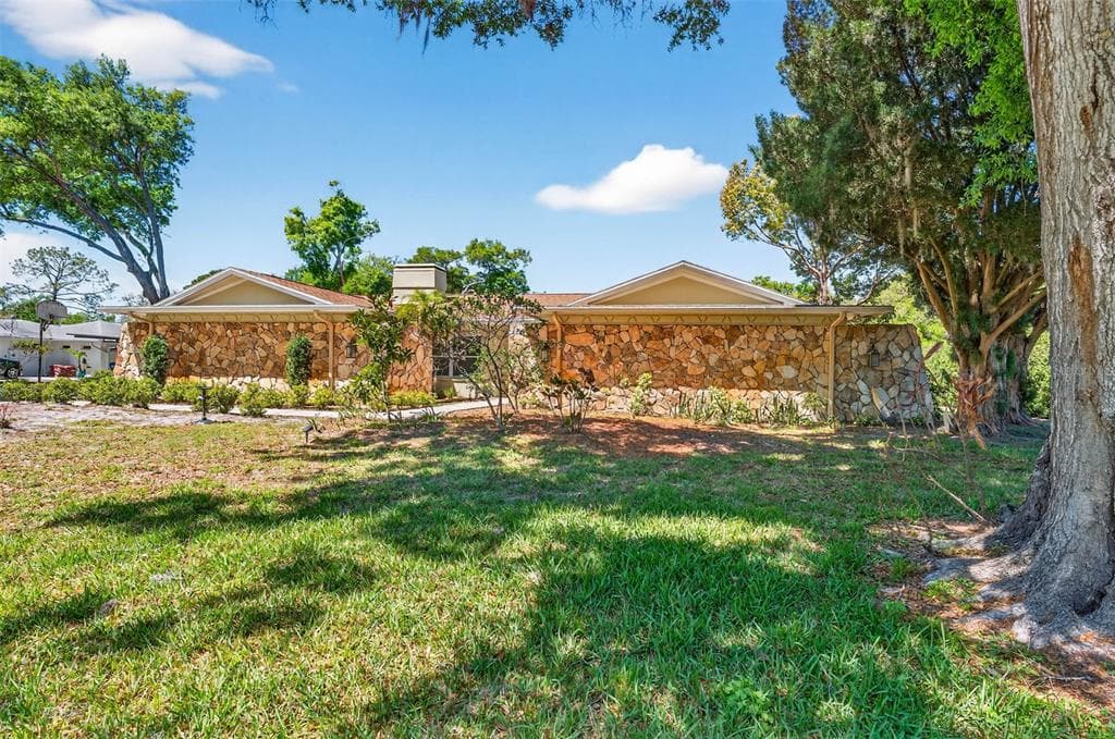 2111 PADDOCK CIRCLE DUNEDIN, FL 34698