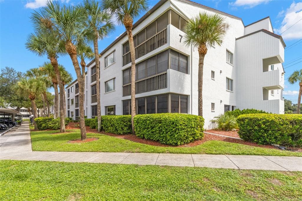 2593 COUNTRYSIDE BOULEVARD UNIT 7304 CLEARWATER, FL 33761