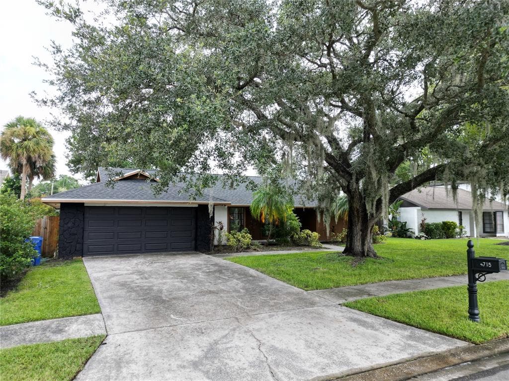 4715 KEMBLE COURT