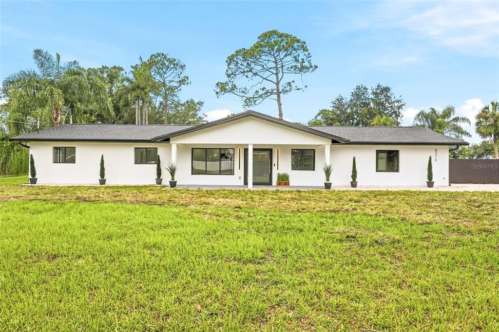 8316 W FOREST CIRCLE TAMPA, FL 33615