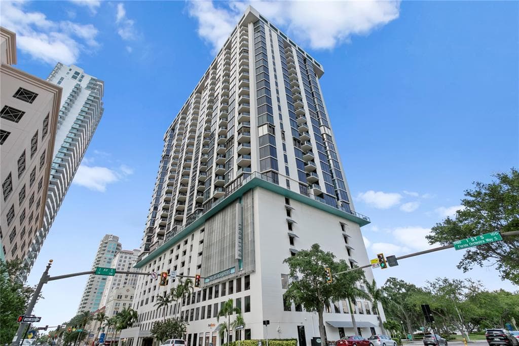 1 BEACH DRIVE SE UNIT 1112 ST PETERSBURG, FL 33701