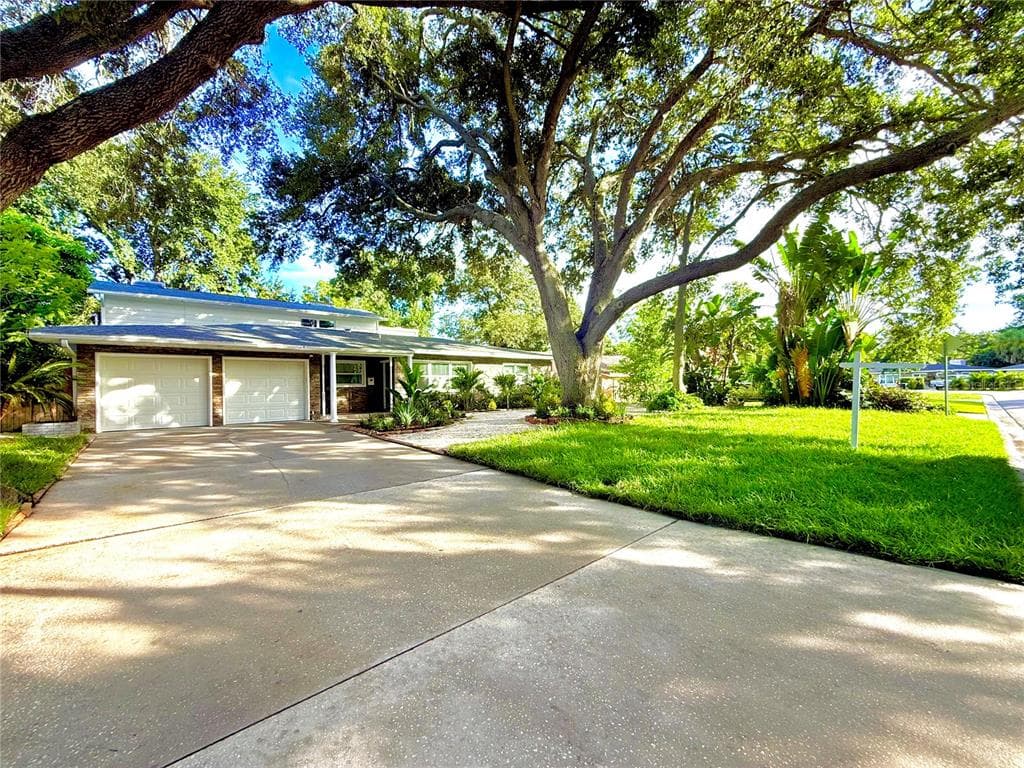 1557 ROBINSON DRIVE N ST PETERSBURG, FL 33710