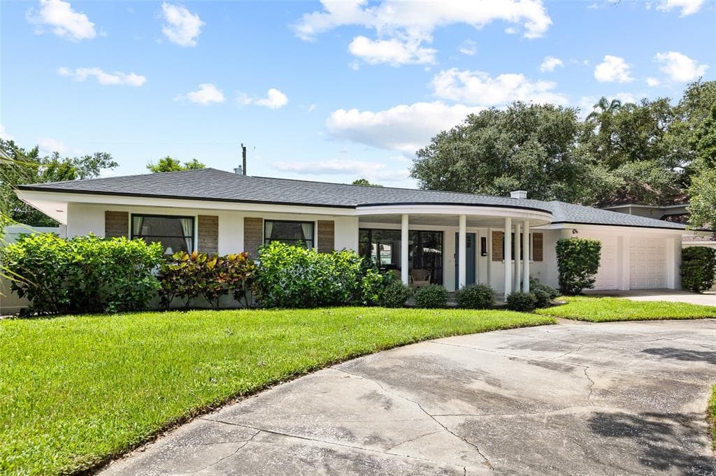 1821 OAK LAKE DRIVE