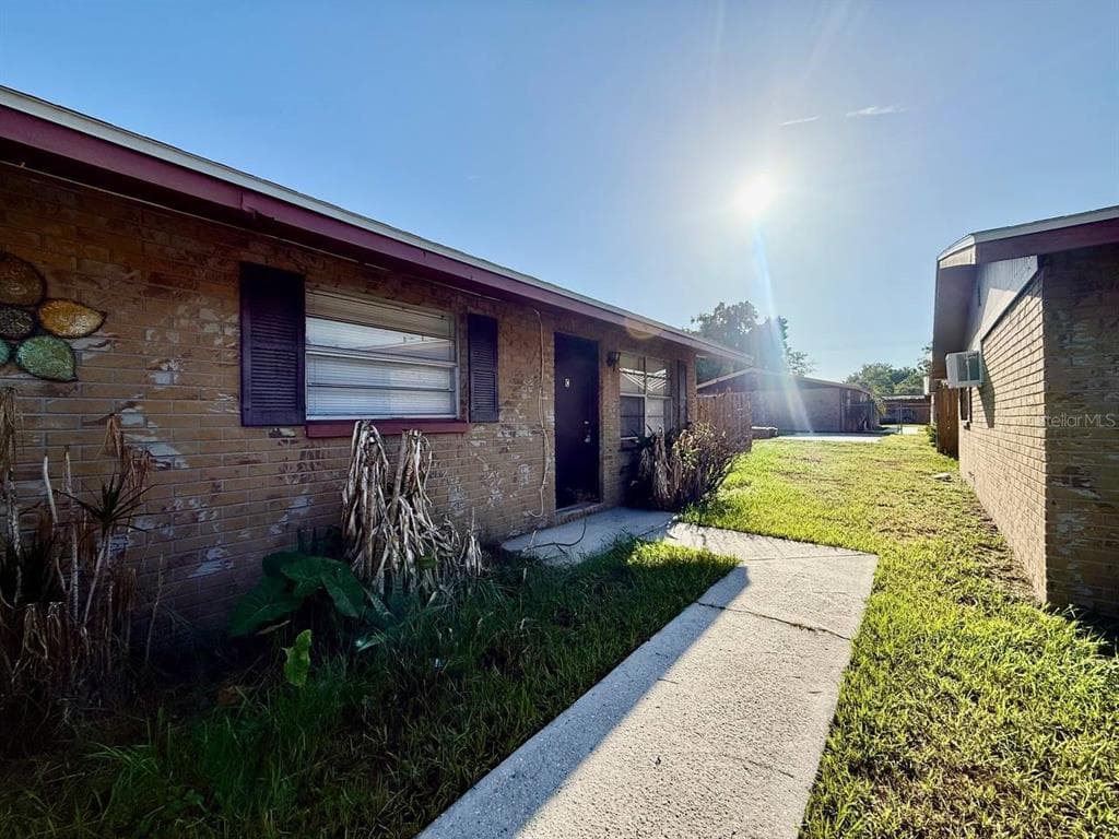 9406 EASTFIELD ROAD UNIT C THONOTOSASSA, FL 33592