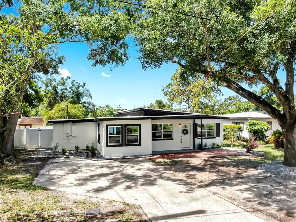 4112 W LAWN AVENUE TAMPA, FL 33611
