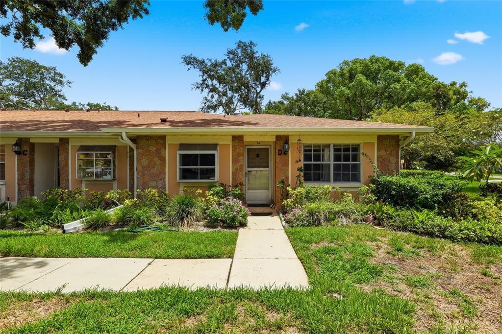 2211 LARK CIRCLE W UNIT D PALM HARBOR, FL 34684