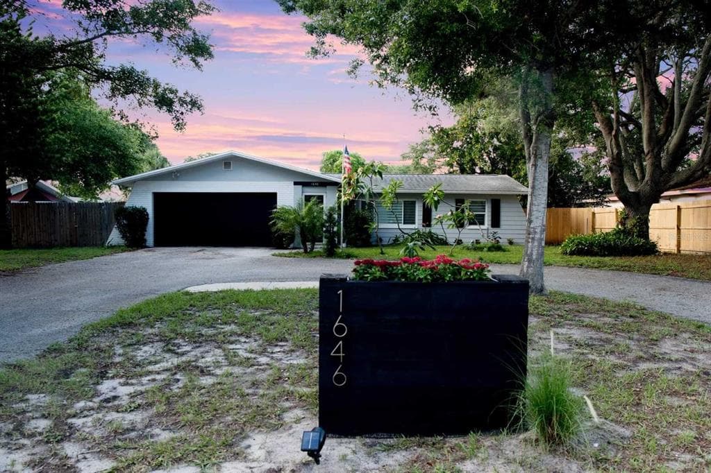 1646 SUNSET POINT ROAD