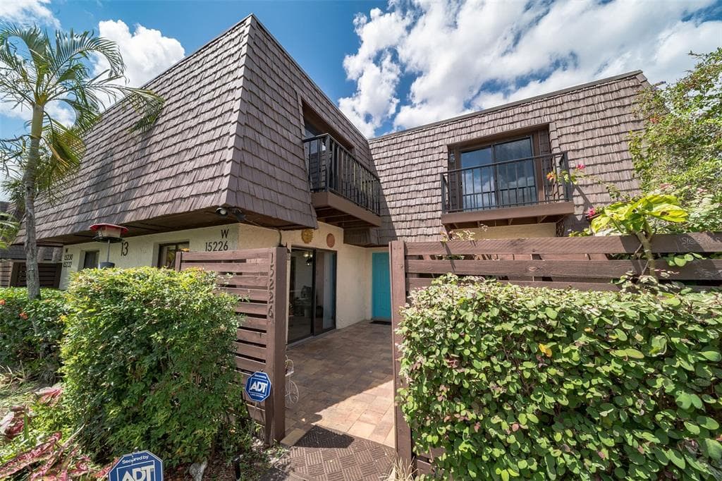 15226 W POND WOODS DRIVE UNIT 1302 TAMPA, FL 33618