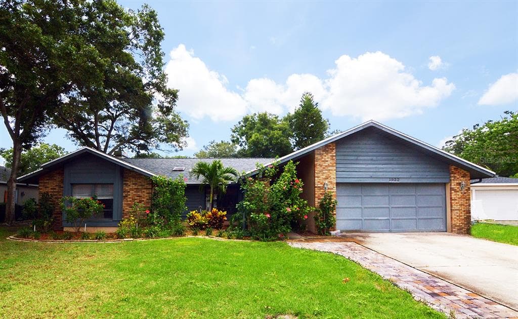 1922 FOREST VIEW DRIVE