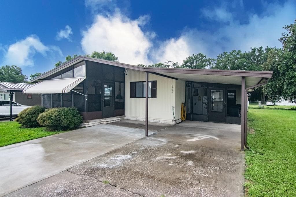 3907 SARAH DRIVE WESLEY CHAPEL, FL 33543