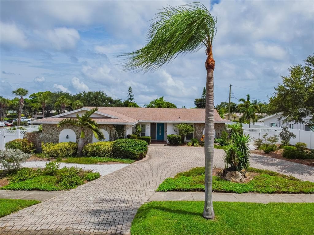 900 EDEN ISLE DRIVE NE ST PETERSBURG, FL 33704