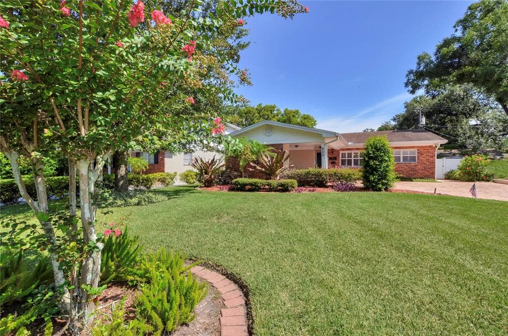 905 W BEACON AVENUE TAMPA, FL 33603