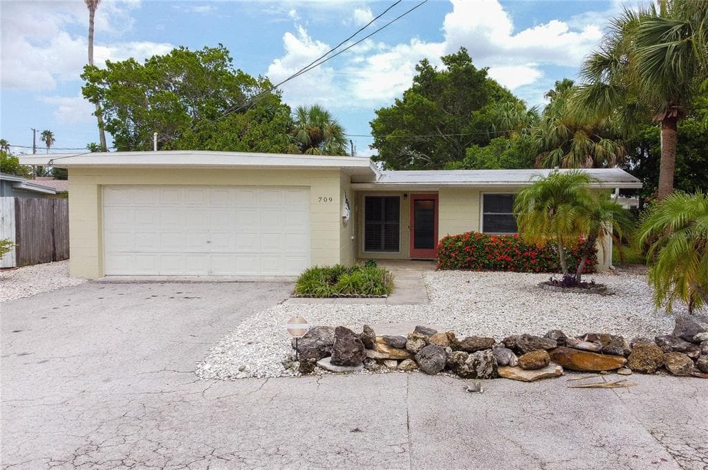 709 SUNSET COVE MADEIRA BEACH, FL 33708