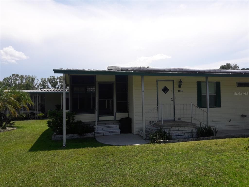 8944 FOX TRAIL TAMPA, FL 33626