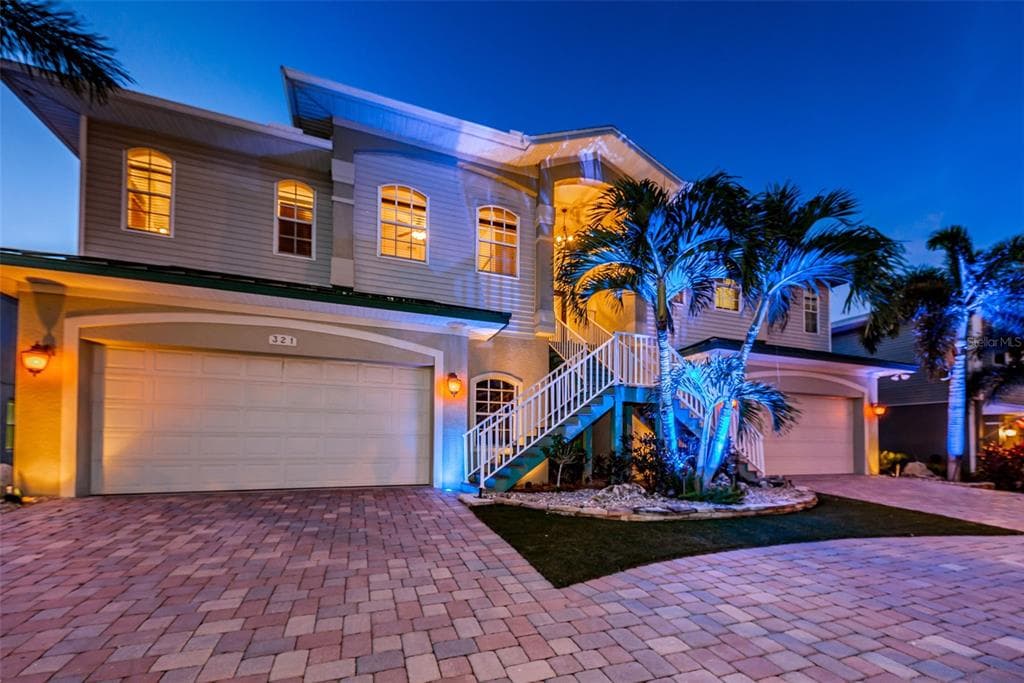 321 MANATEE LANE TARPON SPRINGS, FL 34689