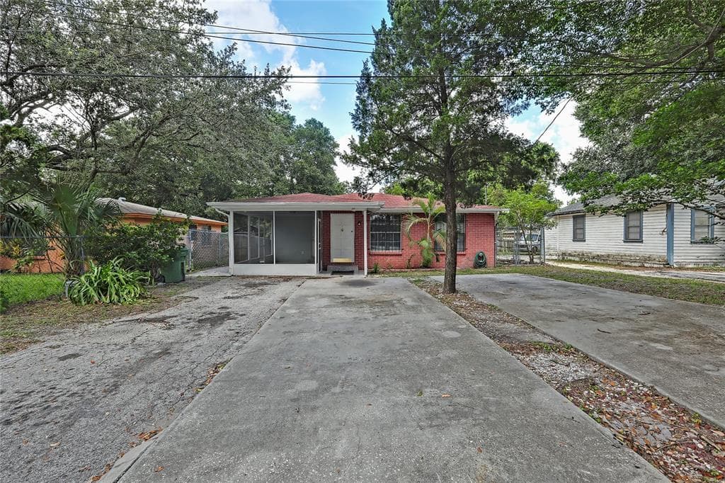 8605 N HUNTLEY AVENUE TAMPA, FL 33604
