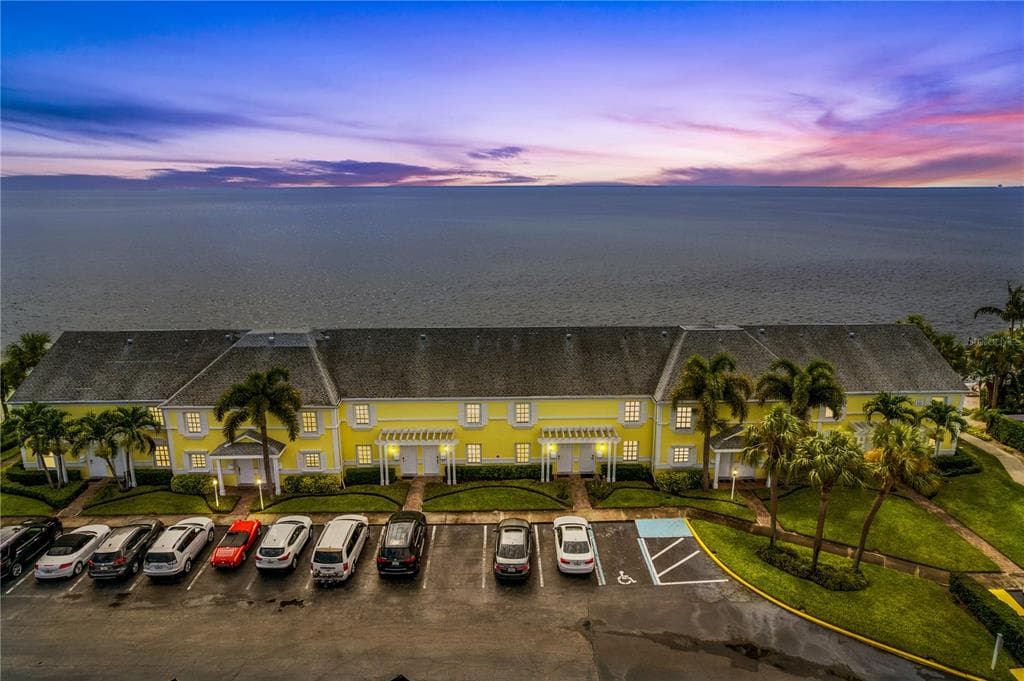 4958 COQUINA KEY DRIVE SE UNIT 4958 ST PETERSBURG, FL 33705
