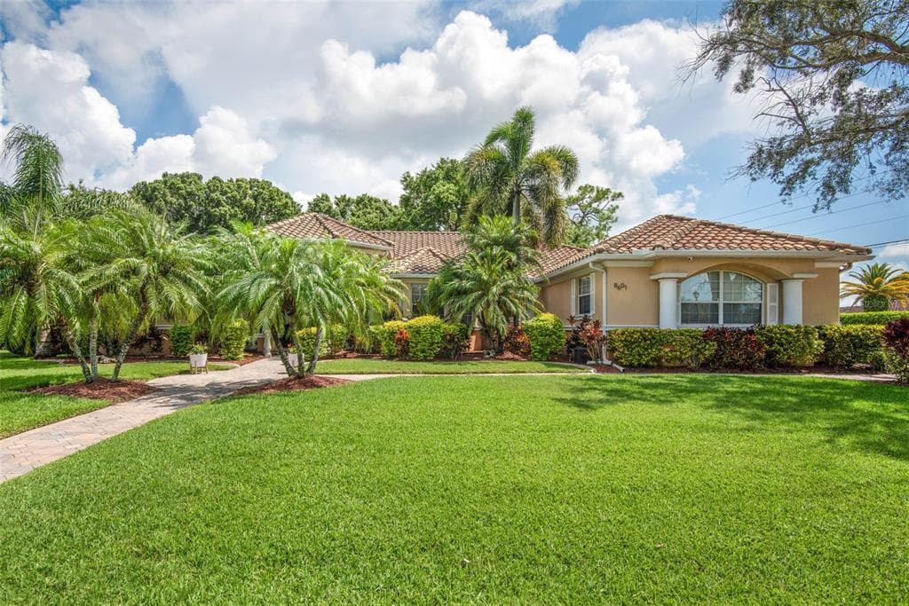 8601 BURNING TREE CIRCLE SEMINOLE, FL 33777