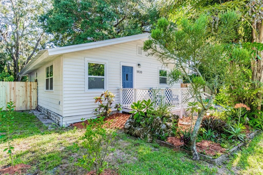 1920 30TH AVENUE E BRADENTON, FL 34208