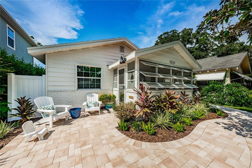 1221 34TH AVENUE N ST PETERSBURG, FL 33704