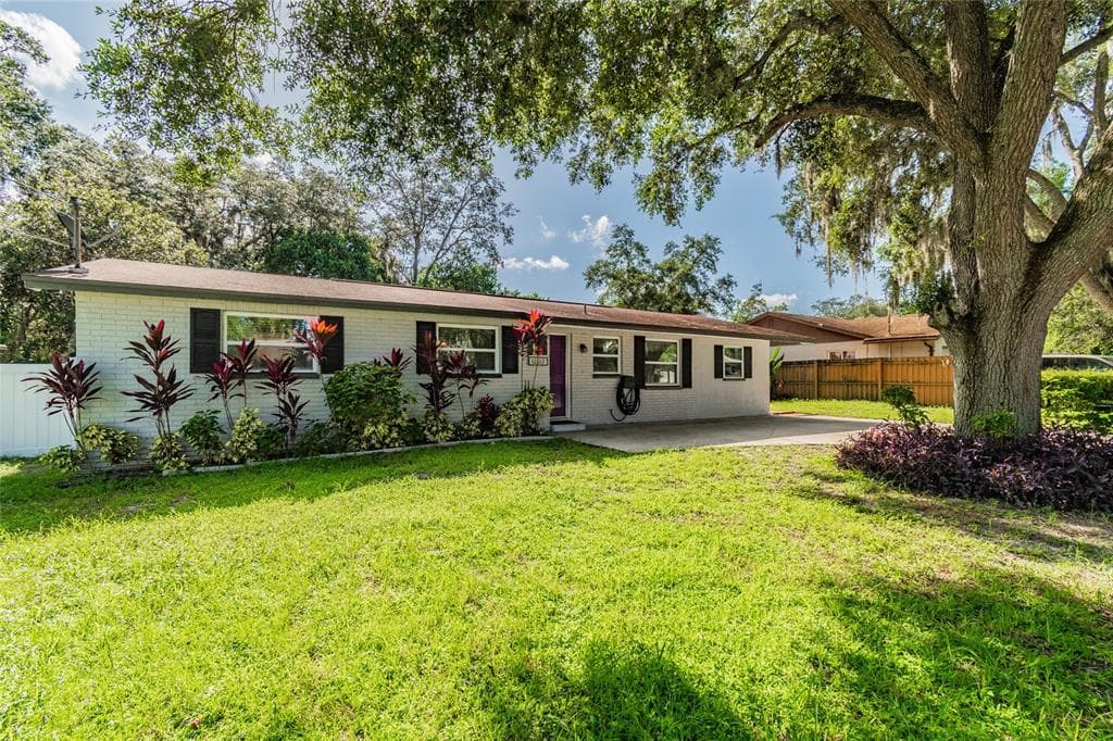 10017 N PAWNEE AVENUE TAMPA, FL 33617
