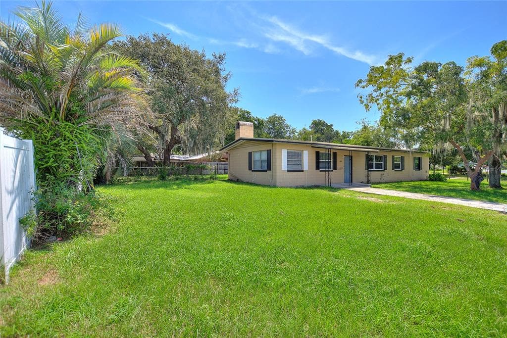 1220 PAMELA STREET LEESBURG, FL 34748