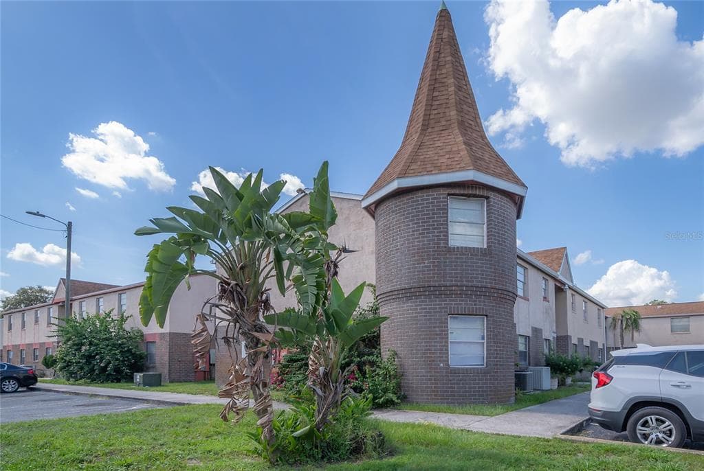 9015 WESTCHESTER CIRCLE UNIT 39 TAMPA, FL 33604