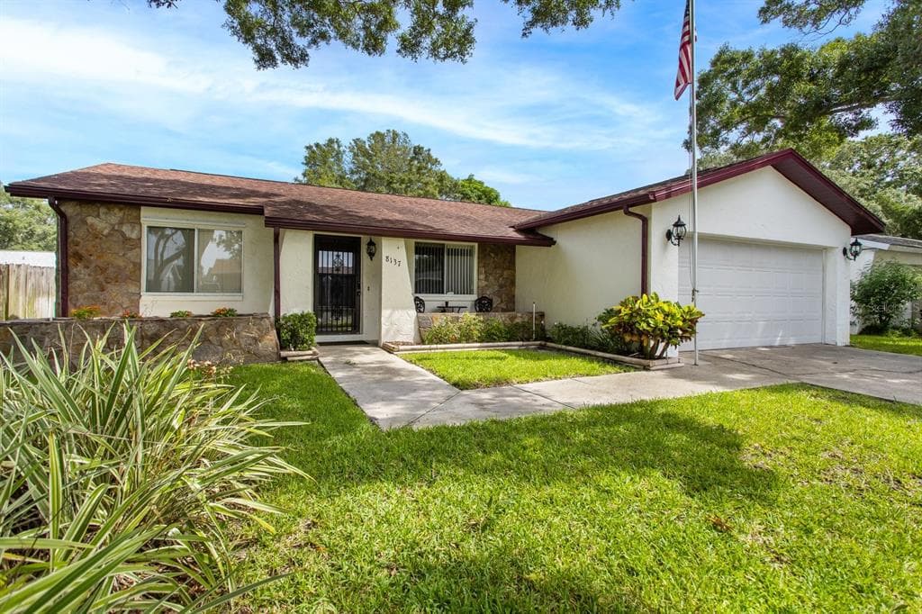 8137 CANDLEWOODE DRIVE LARGO, FL 33773
