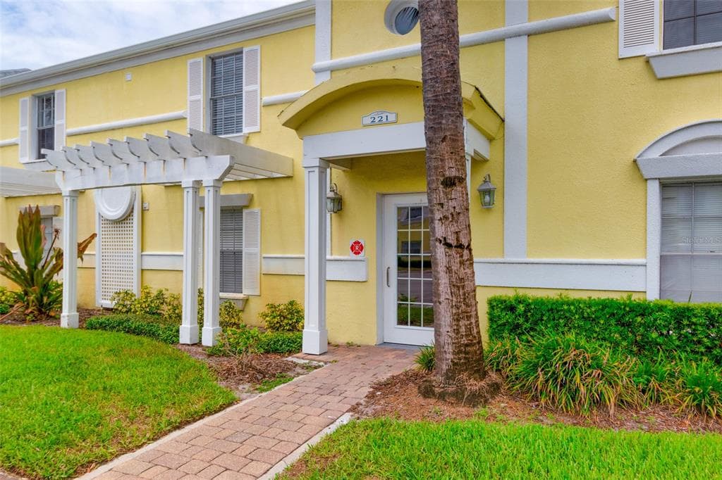 221 POMPANO DRIVE SE UNIT C ST PETERSBURG, FL 33705